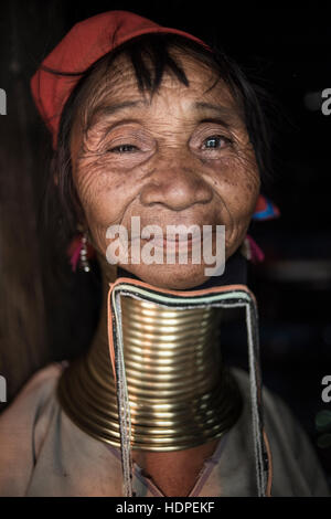 Retrato de una mujer Kayan vestida con el tradicional de anillos de bronce en el cuello, de Loikaw, Myanmar.