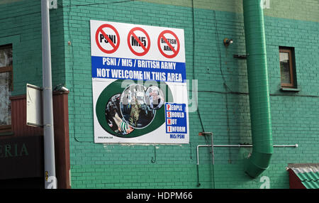 Belfast cae Rd signo republicano, PSNI, el Servicio de Policía de Irlanda del Norte, la gente no debe informar. No es bienvenido en esta área Foto de stock