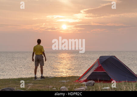 Amanecer en día de camping Foto de stock