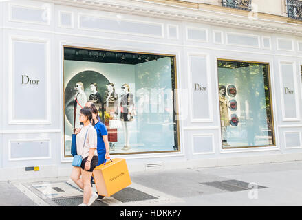 Escena en la calle en frente de la tienda de Dior, los compradores de moda asiática Foto de stock