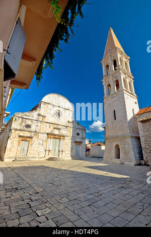 Stari Grad en la isla de Hvar con vista a la plaza de la iglesia, Dalmacia, Croacia Foto de stock