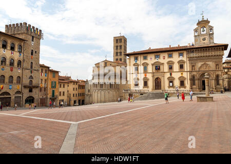 la plaza principal en Arezzo y Pieve di Santa Maria iglesia en Toscana. Italia. Foto de stock