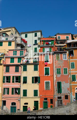 Coloridas fachadas de casas en la aldea de Riomaggiore, Cinque Terre, Liguria, Italia, Europa