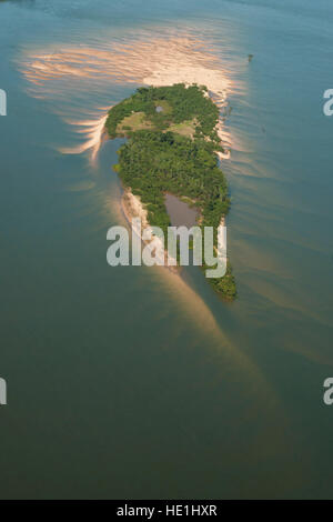 Isla de arena formadas durante la estación seca, la selva amazónica del Brasil. Tomada en el Parque Nacional Juruena, Foto de stock