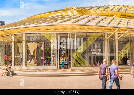 Escena en la calle en frente de la tienda de nike, Forum Les Halles  Fotografía de stock - Alamy