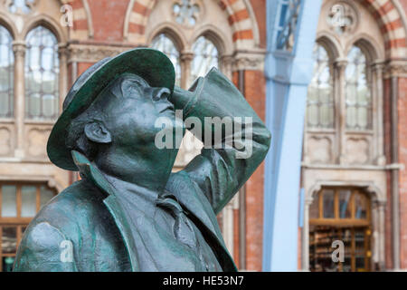 Sir John Betjemen estatua, la estación internacional de St Pancras, Londres, Inglaterra, Reino Unido. Foto de stock