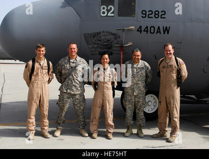 (De izquierda a derecha) el capitán Alan Rothjen, el Sargento Primero del Ejército. John Passe, Capitán Laura Easton, Coronel del Ejército Luis Villarruel, y el Sargento. Matt Metz de pie delante de la 82ª División Aerotransportada nariz arte en un C-130 Hércules, el 5 de octubre. El C-130 fue dedicado a la 82ª en honor de la cohesión de la Fuerza Aérea y el ejército en Afganistán y era poner en pantalla para los miembros del servicio para ver el avión. El capitán Rothjen Easton, el capitán y el Sargento. Metz se implementan desde la 43ª Ala de Transporte Aéreo en la base de la Fuerza Aérea Pope, Carolina del Norte. El capitán, un C-130 Rothjen piloto, oriundo de San Luis, Missouri Master Sgt. Passe, un afgano unidas Foto de stock