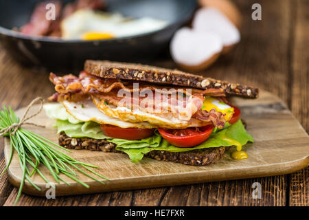 Tocino y huevos recién hechas sándwich (enfoque selectivo; primerísimos) Foto de stock