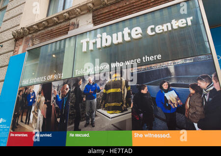Nueva York - 27 de abril de 2016: Lifesize cartel fuera el 9/11 Museo Memorial Nacional en la Ciudad de Nueva York