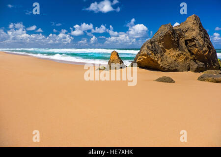 Una gran extensión de arena con rocas y cielos azules en Australia el Great Ocean Road Foto de stock