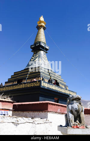 : Monasterio Samye; negro Chörten, Tíbet, China Foto de stock