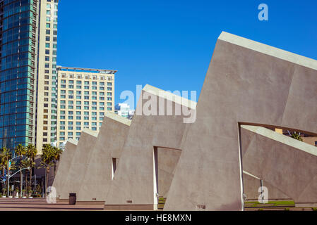 Los diseños arquitectónicos de hormigón junto al Centro de Convenciones de San Diego.San Diego, California. Foto de stock