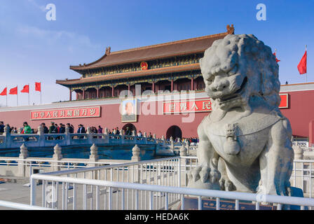 Pekín: la plaza de Tiananmen, Puerta de la paz celestial con el retrato de Mao, Pekín, China Foto de stock