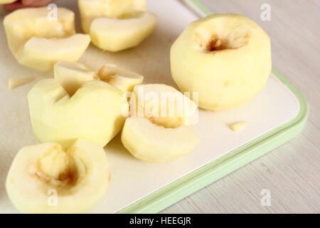 Manzanas peladas sin núcleos. Hacer Filo Pastry encabezó la tarta de manzana Series. Foto de stock