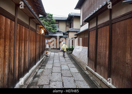 Casas tradicionales de madera en Ishibei Koji Lane, Kyoto, Japón
