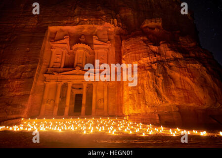 Al Khazneh - el tesoro, la antigua ciudad de Petra de noche, Jordania Foto de stock