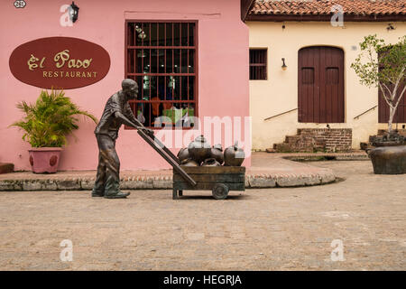 Estatuas de bronce de personajes típicos locales por artista Martha Jiménez, en la Plaza del Carmen, Camagüey, Cuba Foto de stock