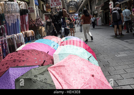 Paraguas para la venta fuera de una tienda en la espinilla centro comercial Nakamise en Asakusa, Tokio, Japón. Foto de stock
