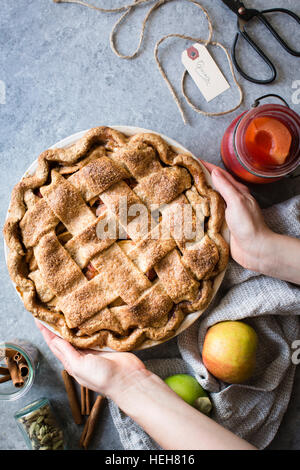Tarta de manzana y membrillo de celosía. Libre de Gluten. Foto de stock