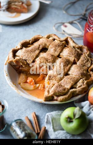 Tarta de manzana y membrillo de celosía. Libre de Gluten. Foto de stock