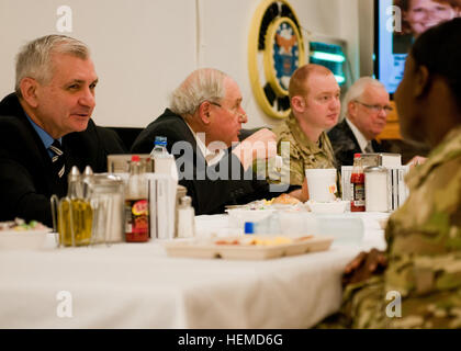 Aeródromo de Bagram, Afganistán - El Senador Jack Reed (izquierda), senador por el estado de Rhode Island, comparte una comida con soldados de EE.UU. conectado a Combined Joint Task-1, 1ª División de Infantería, durante un desayuno en el constituyente aeródromo de Bagram, Afganistán, el 7 de enero, 2013. Reed y el senador estadounidense Carl Levin (derecha), senador del estado de Michigan, visitó a las tropas de sus respectivos Estados para reforzar la moral y discutir los esfuerzos estadounidenses en Afganistán. (Ee.Uu. Foto por sargento del ejército. Christopher Bonebrake, 115º destacamento de Asuntos Públicos Móviles) senadores de los EE.UU. visita las tropas en Bagram 130107-A-GH622-068 Foto de stock