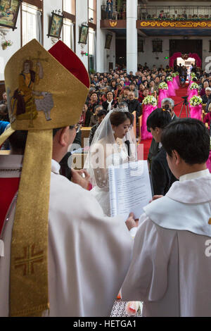 Ceremonia de boda, Iglesia Católica, Yinchuan, Ningxia, China Foto de stock