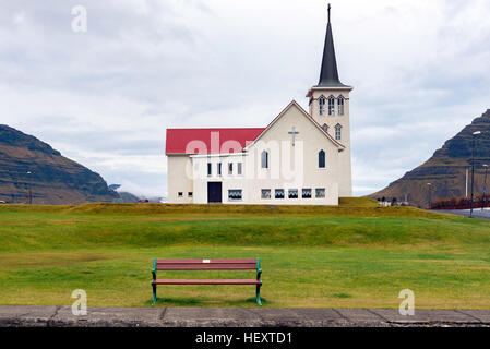 Iglesia de Grundarfjordur Town y el famoso monte Kirkjufell, Islandia Foto de stock