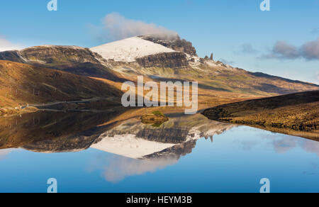 Viejo de Storr reflejado en Loch Fada, la Isla de Skye, Escocia, Reino Unido Foto de stock