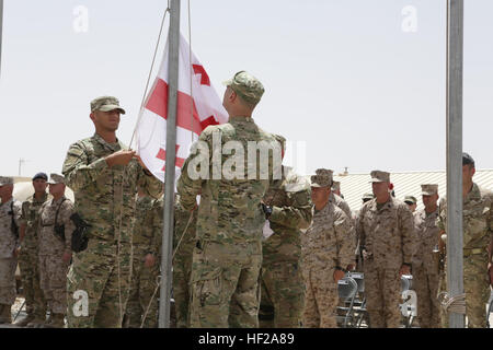 Los soldados georgianos, con el contingente georgiano a Afganistán, participar en la ceremonia de la bajada de bandera georgiana a bordo de Camp Leatherneck, la provincia de Helmand, Afganistán, 15 de julio de 2014. La bajada de bandera georgiana sobre Camp Leatherneck concluye oficialmente la participación del país en el Comando Regional (Suroeste), desde 2004. (Oficial del Cuerpo de Marines de EE.UU foto por Sgt. James D. Pauly, Brigada Expedicionaria de la Marina Afganistán/liberado) Ceremonia de bajada de bandera georgiana 140715-M-OM358-096 Foto de stock