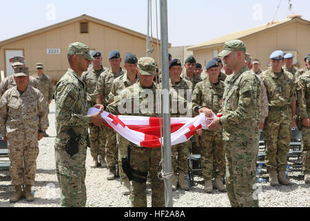 Los soldados georgianos, con el contingente georgiano a Afganistán, participar en la ceremonia de la bajada de bandera georgiana a bordo de Camp Leatherneck, la provincia de Helmand, Afganistán, 15 de julio de 2014. La bajada de bandera georgiana sobre Camp Leatherneck concluye oficialmente la participación del país en el Comando Regional (Suroeste), desde 2004. (Oficial del Cuerpo de Marines de EE.UU foto por Sgt. James D. Pauly, Brigada Expedicionaria de la Marina Afganistán/liberado) Ceremonia de bajada de bandera georgiana 140715-M-OM358-102 Foto de stock