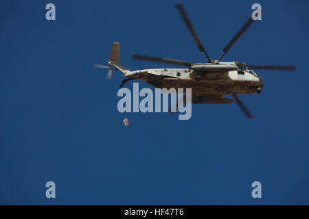 Zona de Caída de Jake, Afganistán - un semental de tipo CH-53D Mar Marina escuadrón de helicópteros pesados 363, 3ª Marine de alas de avión (adelante), las gotas de agua de un conjunto de casos de prueba como infantes de Marina el 29 de junio una nueva forma de obtener suministros de emergencia en el campo de batalla utilizando una sencilla cruz paracaídas que es parte de un bajo costo, el sistema de entrega de baja altitud. HMH-363 completado más de 4.000 incursiones y registra más de 3.000 horas de vuelo durante sus siete meses de implementación. Ahora los Marines están preparando para trasladar a sus familias en el Marine Corps Base Hawaii Kaneohe Bay, Hawaii. E28098Rojo28099 LionsE Missio completa