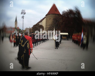 ZAGREB, CROACIA - el cambio de guardia del Regimiento de Ascot honorario en Zagreb, en frente de la catedral en Kaptol. Imagen borrosa Foto de stock