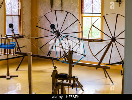 Vista interior de spinning wheels en sala de costura, Canterbury Shaker Village, Canterbury, Nueva Hampshire, EE.UU. Foto de stock