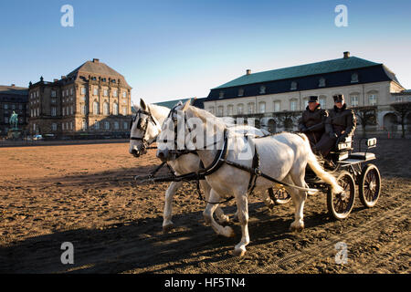 Dinamarca, Copenhague, Christiansborg Palace, ejercer el transporte de caballos en el patio del palacio
