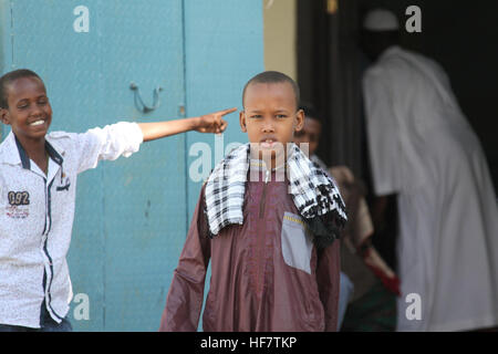 Un niño parado fuera de la mezquita tras Eid-Al-Adha oraciones en ciudad Beletweyne, Somalia, 12 de septiembre de 2016. / Ahmed Qeys Foto de stock
