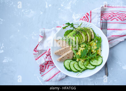 Ensalada verde con aguacate, cuscús y tofu. El amor por un sano concepto de comida cruda. Foto de stock