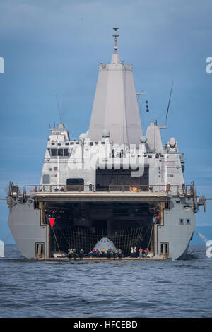 El dock de transporte anfibio USS San Diego (LPD 22) se prepara para lanzar un artículo de ensayos repetitivo, perteneciente al programa Orion de la NASA, en el Océano Pacífico el 30 de octubre, 2016. USS San Diego está realizando operaciones de recuperación con el programa Orion de la NASA; están probando una nueva técnica de remolque utilizando tecnología de la NASA y naval con el objetivo de reducir la dotación y aumentar la seguridad. (Ee.Uu. Cámara de combate de la marina foto por Petty Officer 1st Class Torrey W. Lee) el programa Orion de la NASA a bordo del USS San Diego (LPD 22) 161030-N-CJ186-0261 Foto de stock