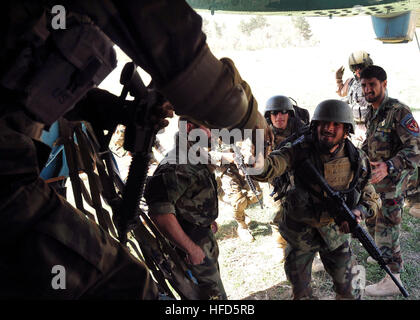 100402-N-6031P-002 KABUL, Afganistán - Comandos afganos a partir del 6º Commando Kandak prácticas técnicas de infiltración con el Cuerpo Aéreo del Ejército Nacional Afgano helicópteros Mi-17 de 1 de abril de 2010, en el campamento de Morehead en las regiones exteriores de Kabul. La capacitación fue en preparación para futuras misiones de asalto aéreo necesarios con el fin de perturbar la actividad insurgente y dar estabilidad a la población y la región. (Foto por la Marina de EE.UU. Especialista en comunicación de masas 2ª Clase David Quillen/ suelta). Comandos afganos junta un helicóptero Mi-17 afgano durante un ejercicio assult. (4489130793) Foto de stock