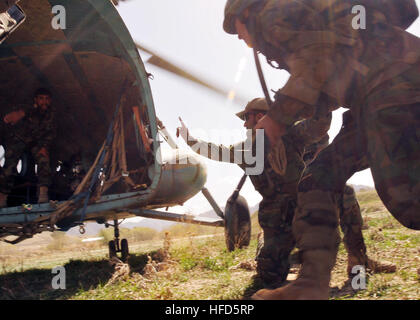 100402-N-6031P-005 KABUL, Afganistán - Comandos afganos a partir del 6º Commando Kandak prácticas técnicas de infiltración con el Cuerpo Aéreo del Ejército Nacional Afgano helicópteros Mi-17 de 1 de abril de 2010, en el campamento de Morehead en las regiones exteriores de Kabul. La capacitación fue en preparación para futuras misiones de asalto aéreo necesarios con el fin de perturbar la actividad insurgente y dar estabilidad a la población y la región. (Foto por la Marina de EE.UU. Especialista en comunicación de masas 2ª Clase David Quillen/ suelta). Comandos afganos una junta del Cuerpo Aéreo del Ejército Nacional Afgano helicóptero durante un ejercicio de asalto. (4489110629) Foto de stock
