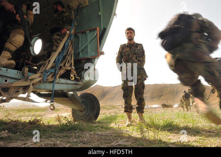 100402-N-6031P-001 KABUL, Afganistán - Comandos afganos a partir del 6º Commando Kandak prácticas técnicas de infiltración con el Cuerpo Aéreo del Ejército Nacional Afgano helicópteros Mi-17 de 1 de abril de 2010, en el campamento de Morehead en las regiones exteriores de Kabul. La capacitación fue en preparación para futuras misiones de asalto aéreo necesarios con el fin de perturbar la actividad insurgente y dar estabilidad a la población y la región. (Foto por la Marina de EE.UU. Especialista en comunicación de masas 2ª Clase David Quillen/ suelta). Comandos afganos prácticas maniobras con el Cuerpo Aéreo del Ejército Nacional Afgano helicóptero Mi-17. (4489121487) Foto de stock