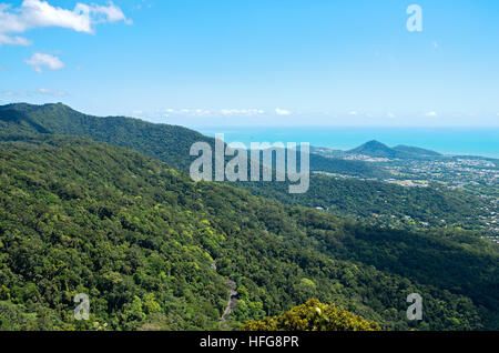 Antena encima de selva en barron gorge national park y el mar de coral cerca de la costa de Cairns Queensland Australia Foto de stock