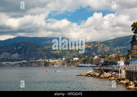 La vista a lo largo de la costa de Amalfi en Sorrento, Campania, Sur de Italia.