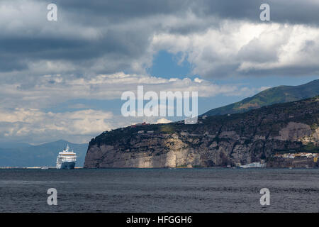 La vista a lo largo de la costa de Amalfi en Sorrento, Campania, Sur de Italia. Con trasatlántico cerca del cabecero.