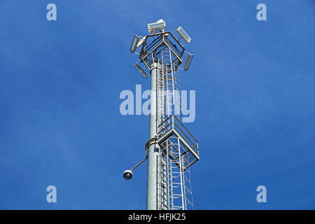 Una cámara CCTV de vigilancia en un soporte giratorio con conexión  inalámbrica a la estación base para la supervisión remota de seguridad  Fotografía de stock - Alamy