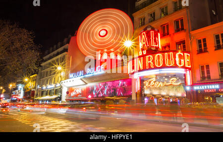 París, 28 France-December; 2016 : El cabaret Moulin Rouge está situado cerca de Montmartre, en el barrio parisino de Pigalle en el Boulevard de Clichy en el Foto de stock
