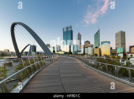 Vista a lo largo de la Elizabeth Quay puente peatonal de la ciudad al atardecer, Perth, Australia Occidental, Australia Foto de stock