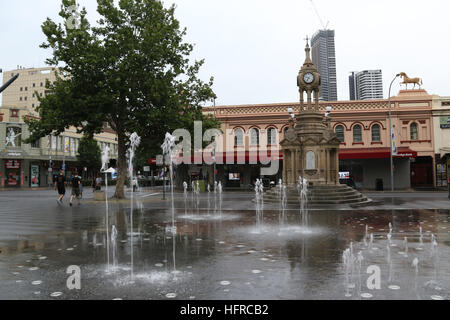 La fuente de la Plaza del Centenario, Church Street, Parramatta en el oeste de Sydney, Australia. Foto de stock