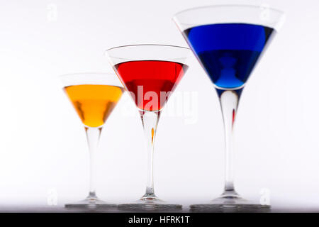 Coloridos cócteles en copas de martini de fondo. Anuncios de Bar Concept.