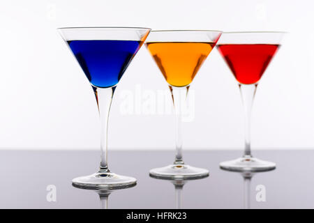 Coloridos cócteles en copas de martini de fondo. Anuncios de Bar Concept.