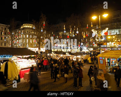 Mercado navideño en la plaza Vorosmarty ter en el centro de Budapest, Hungría